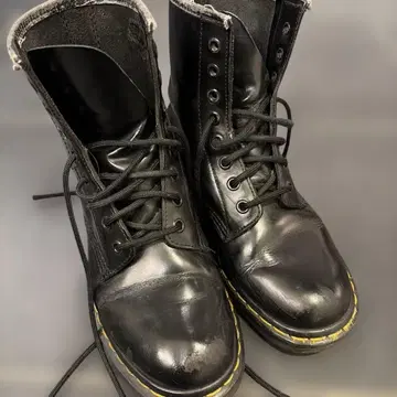 Dr. Martens 8홀 부츠