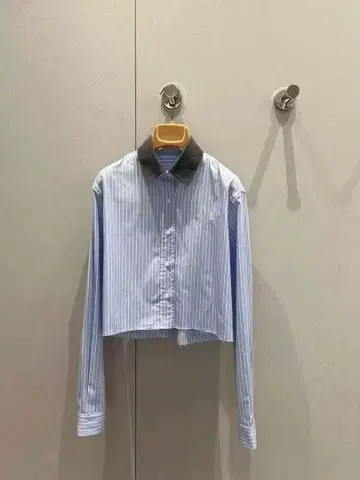 스카이블루 스트라이프 퍼 옷깃 크롭 셔츠