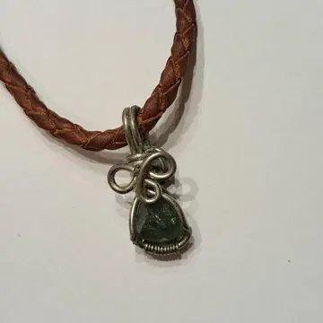 몰다바이트 목걸이와 크리스탈 펜던트 탑