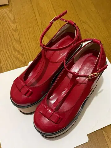 E-hyphen bonbon 스트랩 에나멜 펌프스