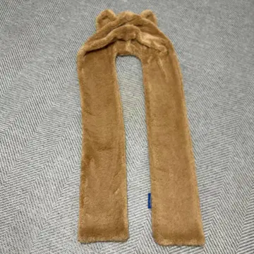 곰 귀 달린 베이지색 모자 머플러