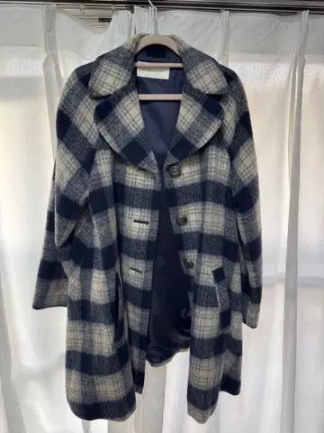 코트 네이비와 화이트 체크