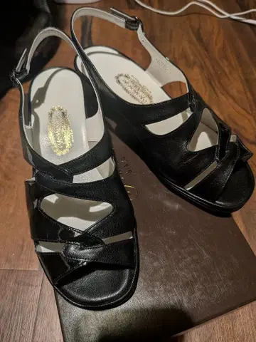 3 긴자 요시노야 에나멜 샌들 스트랩 23.5cm