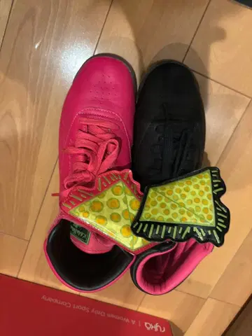 키스 해링 x 리복 피자 모티브 스니커즈 핑크/블랙