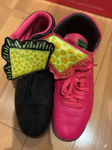 키스 해링 x 리복 피자 모티브 스니커즈 핑크/블랙