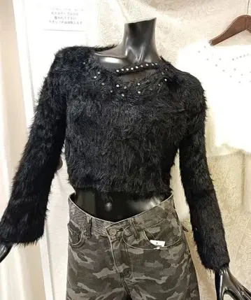 블랙 퍼 스타일 큐빅 장식 크롭 스웨터