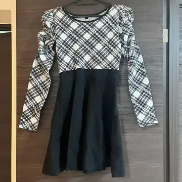 [ 미사용 새상품 ] MIIA 체크 무늬 긴팔 무릎 기장 원피스
