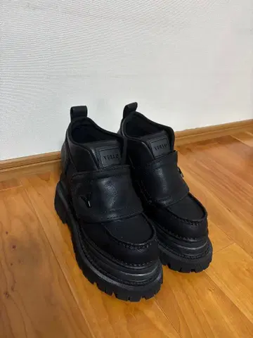 YELLO 통굽 블랙 로퍼