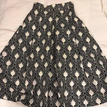 TIARA 플레어 롱 스커트 블랙 화이트