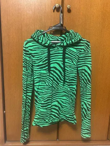 BEEDEN 얼룩말 패턴 후드티