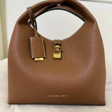 찬스 메탈릭 악센트 버킷 백 초콜릿