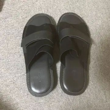 STRUM 실키 벨로아 & 템페스티 엘바매트 가죽 샌들