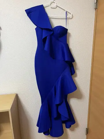 비대칭 프릴 파랑 드레스
