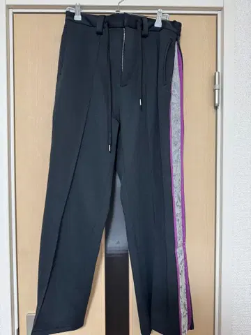 블랙 슬랙스 보라색과 은색 장식