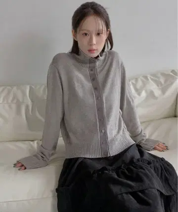 바이컬러 유니크 버튼 하이넥 니트 가디건