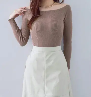 overE 오프숄더 패널 니트