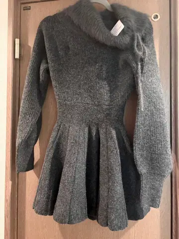 NICE CLAUP 오프숄더 플리츠 니트 미니 원피스