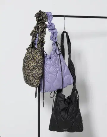 TAION 블랙 숄더백 퀼팅: ROSE BUD 별주품