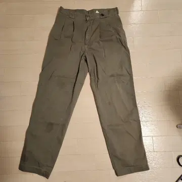 올리브색 치노 팬츠