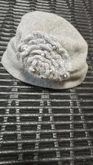 꽃 모티브 니트 모자 그레이