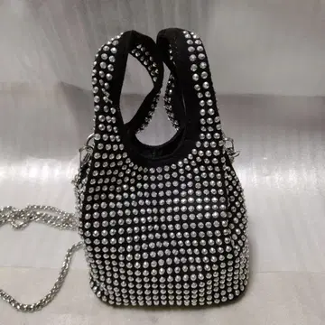 반짝이는 스톤이 달린 복조리형 숄더백
