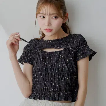 [ Chico ] 프론트 리본 볼레로 디자인 T ( 블랙 )