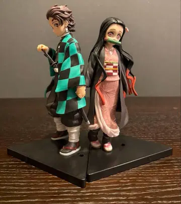 탄지로와 네즈코 손잡는 피규어 18 x 23cm