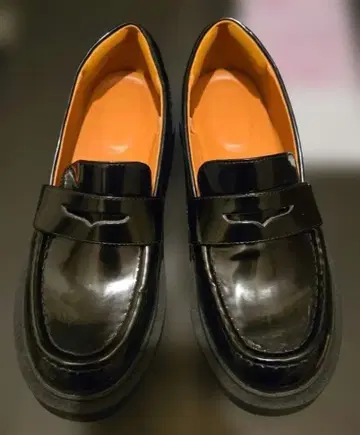 UNIQLOC 블랙 에나멜 로퍼 유니클로 씨 24cm