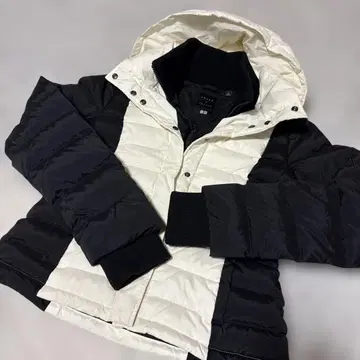 UNIQLO theory 콜라보 다운 자켓 S 사이즈 블랙/화이트 완판템