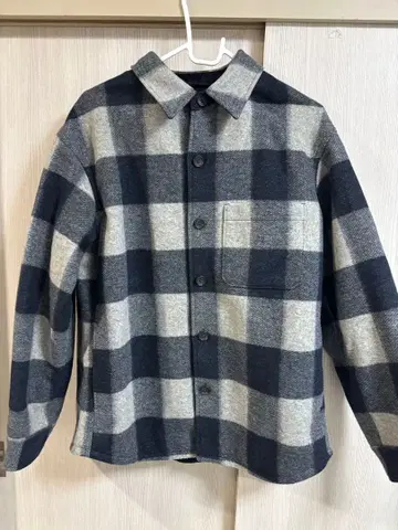 그레이와 네이비 체크 무늬 셔츠 자켓