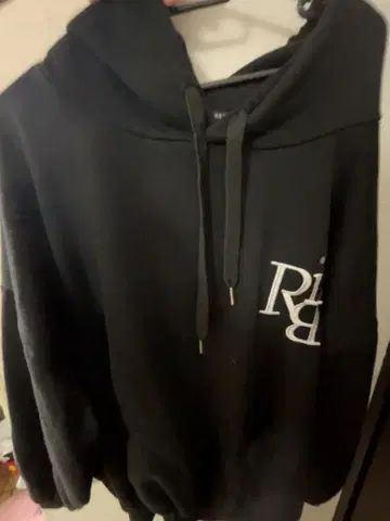 블랙 후드 부착 후드티 로고