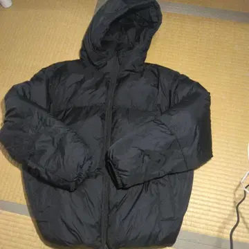 블랙 후드 부착 다운 자켓