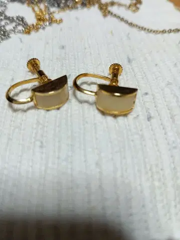 골드 논홀 귀걸이 심플한 디자인