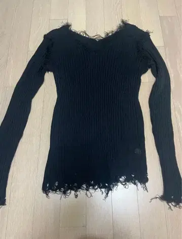 리브 블랙 긴팔 상의 데미지