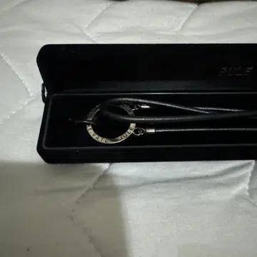 RULE THE FATE 블랙 가죽 목걸이