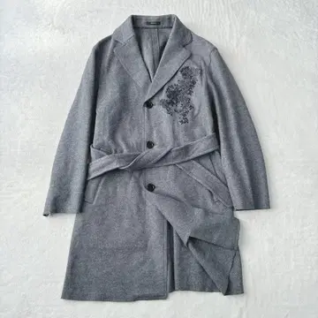 [ 새상품급 ] 아티산 체스터 코트 가슴 부분 자수 그레이 벨트 포함 울