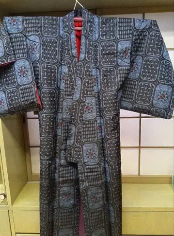 오시마 명주, 기하학 패턴 기모노 파란색 계열