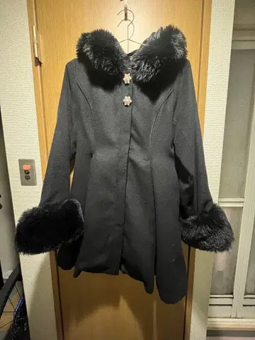 퍼 블랙 롱 코트 ROJITA