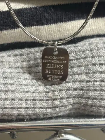 Ellie's Button 실버 펜던트