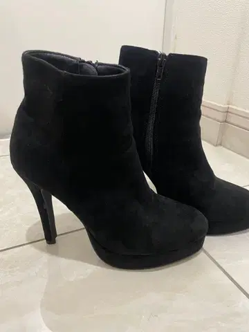 블랙 스웨이드 지퍼 부티 리젝시