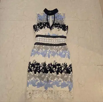 꽃무늬 레이스 타이트 핏 드레스