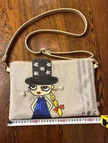 숄더백 작음 광택 디자인 있음