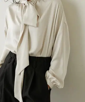 윔 가젯 새틴 보타이 블라우스