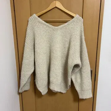 크림색 오프숄더 스웨터