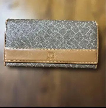 NINA RICCI의 장지갑입니다.