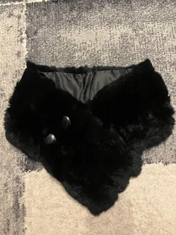 블랙 퍼 넥워머 버튼 포함