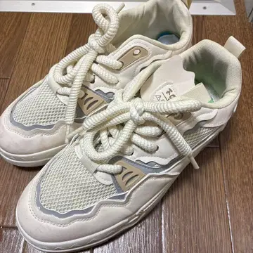 화이트 스니커즈 합성 피혁 메쉬