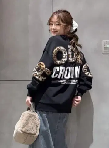 로데오 크라운 애니멀 인조 모피 아플리케 맨투맨 상의