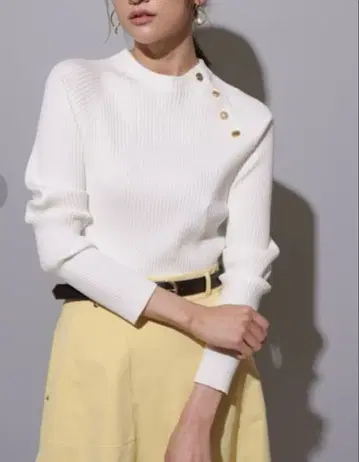 JUSGLITTY 화이트 멀티 버튼 리브 니트