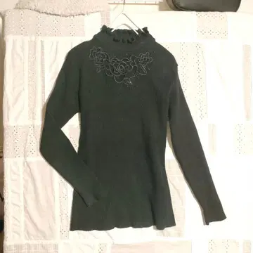 [올 블랙] 가슴 부분 장미 패턴 x 큐빅 블랙 니트 칼라 프릴 [고급]